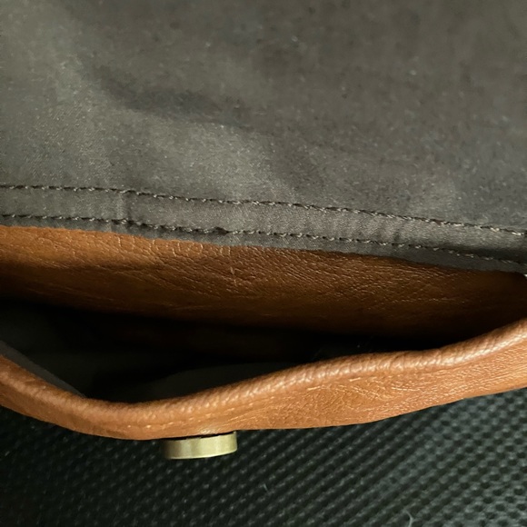 Medium Size Crossbody NWT - Picture 4 of 7